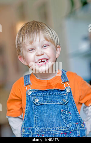 Froehlicher Junge, 4 Jahre - lachende kleine Junge, 4 Jahre alt Stockfoto