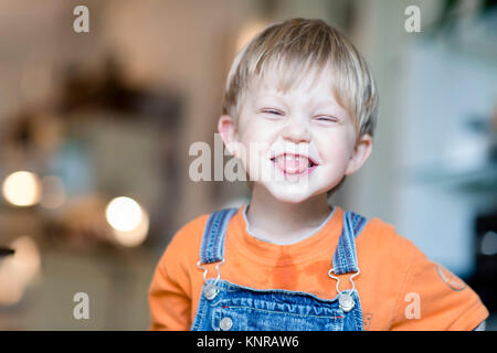 Froehlicher Junge, 4 Jahre - lachende kleine Junge, 4 Jahre alt Stockfoto