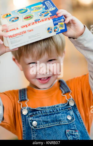 Froehlicher Junge, 4 Jahre - lachende kleine Junge, 4 Jahre alt Stockfoto