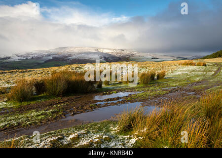 Das östliche Ende des Kinder Scout Plateau über Morley, aus einem schlammigen Strecke auf der North West Ridge von Win Hill, Peak District, Derbyshire, England, Großbritannien Stockfoto