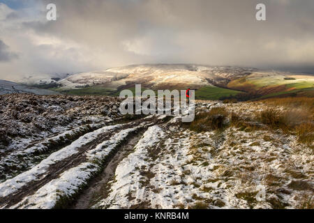 Das östliche Ende des Kinder Scout Plateau über Morley, aus einem schlammigen Strecke auf der North West Ridge von Win Hill, Peak District, Derbyshire, England, Großbritannien Stockfoto