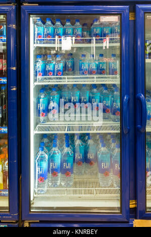 Kühlschrank voller Fiji Wasser in Fidschi, Nadi Flughafen, Nadi, Fidschi Stockfoto