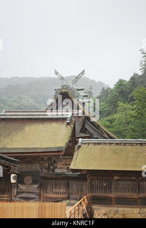 Alten schrein Architektur im starken Regen. Wie Izumo Taisha Shrine bekannt. In Shimane, Japan. Das Symbol der Geschichte, der Religion, des Glaubens, die Achtung einer Stockfoto