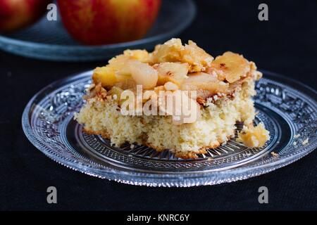 Schwamm Apfelkuchen auf Glasplatte in Schwarz Umgebung Stockfoto