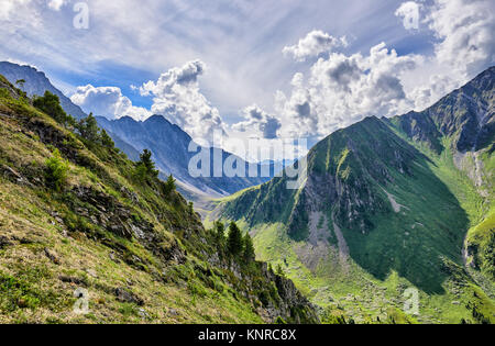 Berg Tal. Der Abstieg vom Pass. Steilen Hang der Tundra mit seltenen kleinen sibirischen Kiefern. Russland Stockfoto