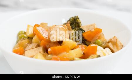 Wide Screen Shot von gesunden veganen Gericht aus Tofu, Karotten, Brokkoli und Kartoffeln Stockfoto