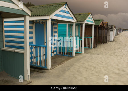 Holzhütten am West Wittering Strand durch die Vordringenden Sand bedroht Stockfoto
