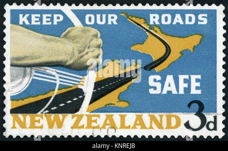 Neuseeland - ca. 1964: einen Stempel in Neuseeland gedruckt, zeigt unsere Straßen sicherer, ca. 1964 Halten Stockfoto