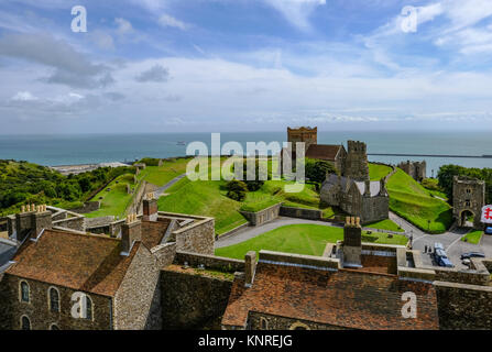 Dover Castle, Dover, Kent, Großbritannien - 17. August 2017: Luftbild von der Oberseite des Schloss halten an der St. Maria Kirche suchen und auf das Meer. Stockfoto