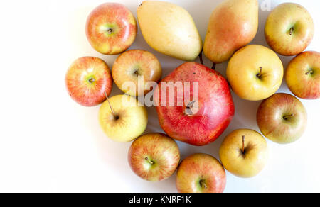 Gruppe von farbigen reifen Früchte in Form von Herzen: Äpfel, Birnen und eine große Granate auf weißem Hintergrund mit kopieren. Stockfoto