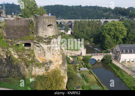 Luxemburg Stadt Luxemburg. Malerische Ansicht der Alzette Fluss, mit der Kasematte du Bock auf der linken Seite des Bildes. Stockfoto