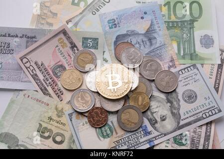 Bitcoin auf Rechnungen und Münzen verschiedener Länder Stockfoto