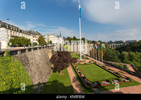 Luxemburg Stadt Luxemburg. Aussicht auf den malerischen Gärten am Platz der Verfassung, mit dem Monument du Souvenir im Hintergrund. Stockfoto