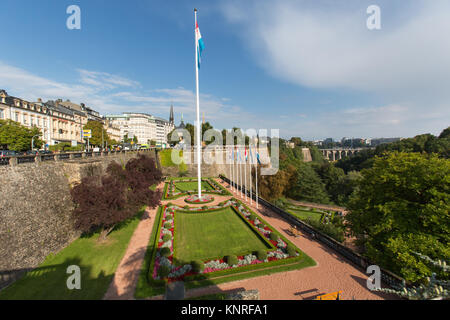 Luxemburg Stadt Luxemburg. Aussicht auf den malerischen Gärten am Platz der Verfassung, mit dem Monument du Souvenir im Hintergrund. Stockfoto