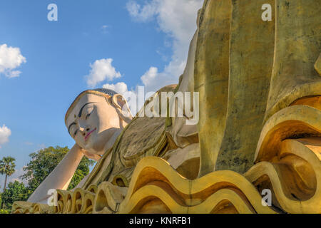 Mya Tha-Lyaung Liegenden Buddha, Bago, Myanmar, Asien Stockfoto