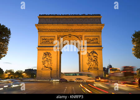 Beleuchteter Arc de Triomphe, Paris, Frankreich Stockfoto