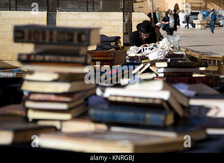 Ein orthodoxer Jude liest eine Thora an der westlichen Mauer im Zentrum von Jerusalem, Israel Stockfoto