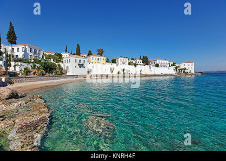 Traditionelle Häuser an der berühmten Agios Nikolaos auf der Insel Spetses, Griechenland Stockfoto