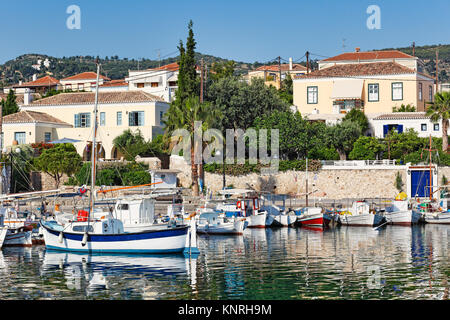 Boote in den alten Hafen von Spetses-Insel, Griechenland Stockfoto