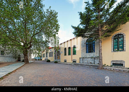 Der zentrale Platz von Dimitsana Dorf in Arcadia, Peloponnes, Griechenland. Stockfoto