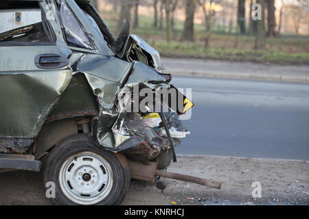 Die Folgen einer frontalen Zusammenstoß der Fahrzeuge Stockfoto