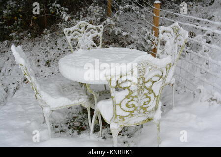 Aluminium Gartentisch mit 4 Stühlen im Schnee mit Lager Zaun fallen nach einer sehr schweren Winter die doward South herefordshire England Großbritannien Sturm Stockfoto