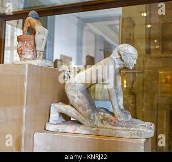 Die Statue zeigt eine Dienerin namens Ishet, die Zerkleinerung ist Korn mit einem Mühlstein, Ägyptisches Museum der Antiquitäten, Kairo, Ägypten, Nordafrika  Stockfoto