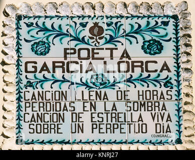 Federico Garcia Lorca (1898-1936). Spanischer Dichter. Gedenktafel neben dem Haus des Schriftstellers - Museum. Fuente Vaqueros. Spanien. Stockfoto