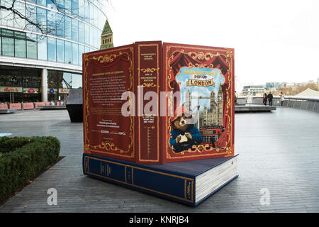 Pop-Up's Paddington London, Buch Installationen mit Michael Bond's Paddington Bär. London, Großbritannien. Stockfoto