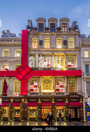 Cartier Flagship Store in der Bond Street mit Weihnachtsbeleuchtung in London, Großbritannien Stockfoto