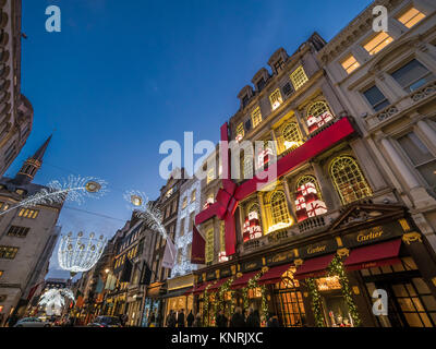 Cartier Flagship Store in der Bond Street mit Weihnachtsbeleuchtung in London, Großbritannien Stockfoto