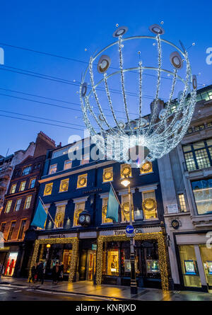 Tiffany Flagship Store in der Bond Street mit Weihnachtsbeleuchtung in London, Großbritannien Stockfoto