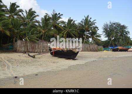 Alte Holz- Boot auf einen Sandstrand mit Palmen und Kokospalmen. Cooler Hintergrund Landschaft Foto/Bild/Bild für Desktop, Anwendungen und Web Projekte. Stockfoto