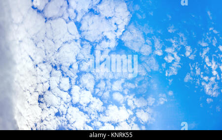 Hintergrund von blauer Himmel mit weißen Wolken. Sommer Landschaft Panorama. Panoramablick. Cirrus cumulus Wolken Stockfoto