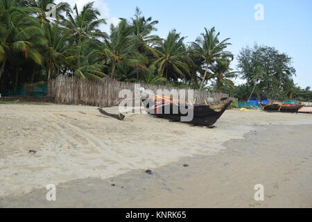 Alte Holz- Boot auf einen Sandstrand mit Palmen und Kokospalmen. Cooler Hintergrund Landschaft Foto/Bild/Bild für Desktop, Anwendungen und Web Projekte. Stockfoto