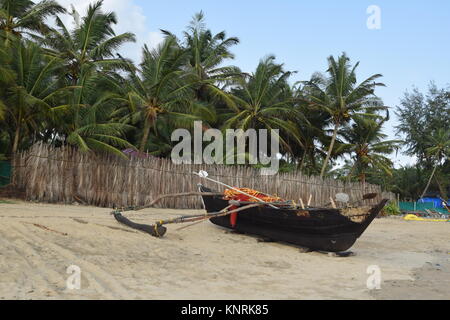 Alte Holz- Boot auf einen Sandstrand mit Palmen und Kokospalmen. Cooler Hintergrund Landschaft Foto/Bild/Bild für Desktop, Anwendungen und Web Projekte. Stockfoto