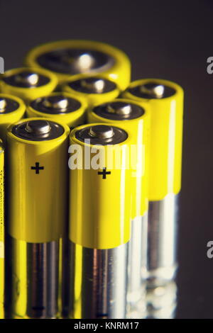 Gelbe Doppel A Batterien in reflektierenden Spiegel, Strom-Konzept Stockfoto