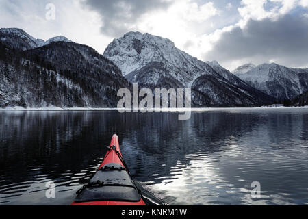 Spitze der roten Kajak im Winter an einem kalten Wintertag am Lago di Predil, Alpen, Italien. Stockfoto