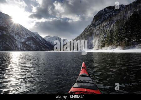 Spitze der roten Kajak im Winter an einem kalten Wintertag am Lago di Predil, Alpen, Italien. Stockfoto