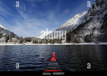 Spitze der roten Kajak im Winter an einem kalten Wintertag am Lago di Predil, Alpen, Italien. Stockfoto