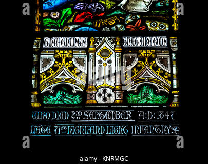 Glasfenster detail, Innenansicht, Kirche des Heiligen unhöflich, Pfarrkirche Stirling, Schottland, UK, in Erinnerung an die Soldaten, starb im Jahr 1847 Stockfoto
