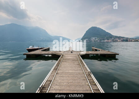 Boot Pier am Lago di Lugano, Schweiz. Europäische Ferien-, Reise- und nautischen Konzept. Stockfoto