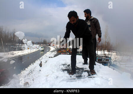 Anantnag, Indien. 12 Dez, 2017. Gestrandete lkw-fahrer Klatsch neben ihren Fahrzeugen auf geschlossenen Srinagar-Jammu Highway am 12. Dezember 2017 in der Unteren Munda, 85 km (52 Meilen) südlich von Srinagar, die Hauptstadt des Indischen verwalteten Kaschmir, Indien Quelle: Muneeb ul-Islam/Pacific Press/Alamy leben Nachrichten Stockfoto