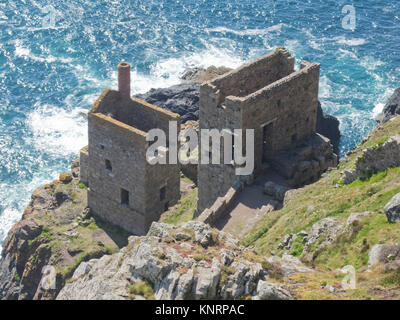 Die Kronen Motor Häuser, Botallack, Cornwall Bergbau Weltkulturerbe, Penwith Halbinsel, Cornwall, England, Großbritannien im Sommer Stockfoto