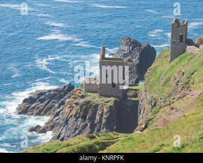 Die Kronen Motor Häuser, Botallack, Cornwall Bergbau Weltkulturerbe, Penwith Halbinsel, Cornwall, England, Großbritannien im Sommer Stockfoto