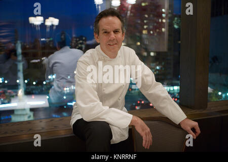 Koch Thomas Keller in seinem Restaurant "Pro" im Time Warner Building in New York, mit Blick auf Colombus Kreis Stockfoto