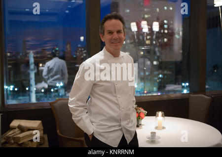 Koch Thomas Keller in seinem Restaurant "Pro" im Time Warner Building in New York, mit Blick auf Colombus Kreis Stockfoto