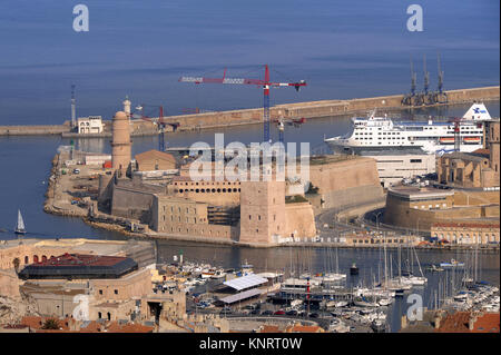 Marseille (Frankreich), das Panorama der Stadt mit dem Eingang auf den Alten Hafen und das Fort St. Jean Stockfoto