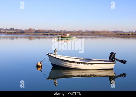 Hafenmeister's Boat, Bojen und Reflexionen über eine ruhige und friedliche Winter am Nachmittag durch den Fluß Deben an Waldringfield, Suffolk, Großbritannien. Stockfoto