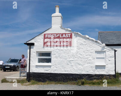 Das erste und das letzte Haus, Land's End, Penwith Halbinsel, Cornwall, England, Großbritannien im Sommer Stockfoto